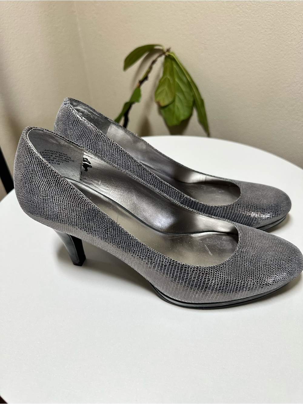 Anne Klein Gray Textured Round-Toe Pumps